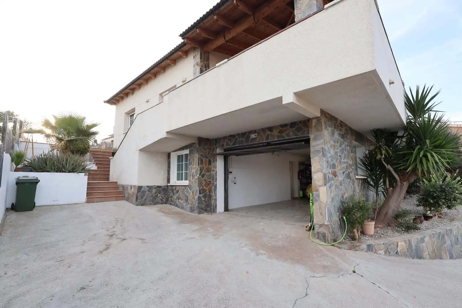 Vista exterior de Casa o xalet en venda en Cubelles amb Aire condicionat, Jardí privat i Terrassa