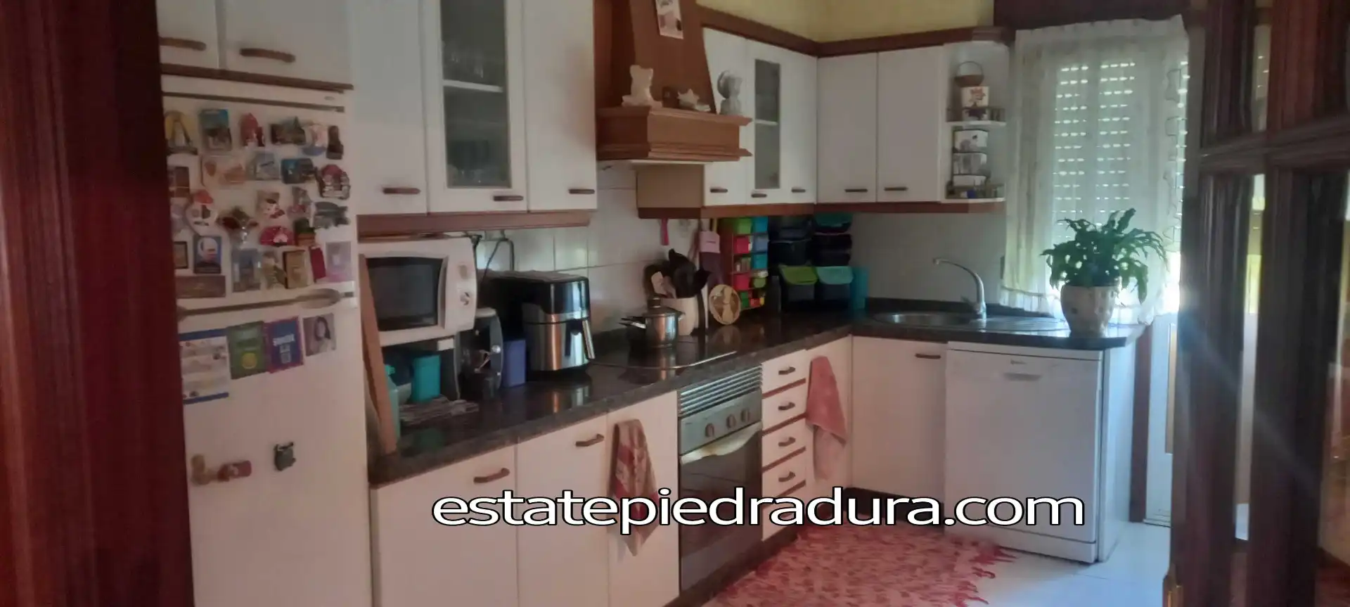 Cuina de Casa o xalet en venda en Pontevedra Capital  amb Calefacció, Jardí privat i Parquet