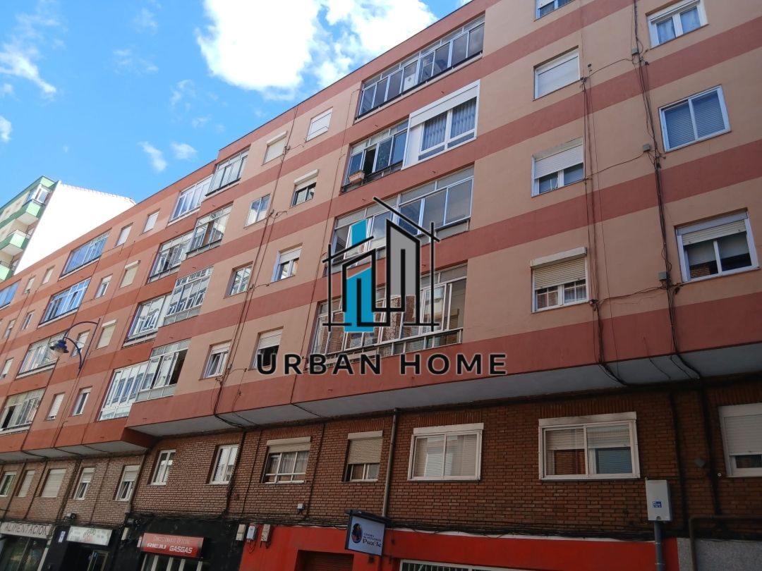 Vista exterior de Piso en venta en León Capital  con Terraza
