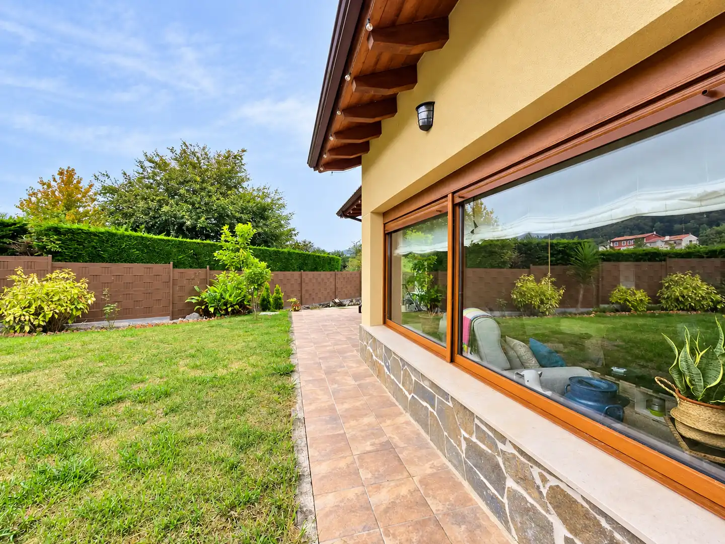Vista exterior de Casa o xalet en venda en Llanes amb Calefacció, Jardí privat i Traster