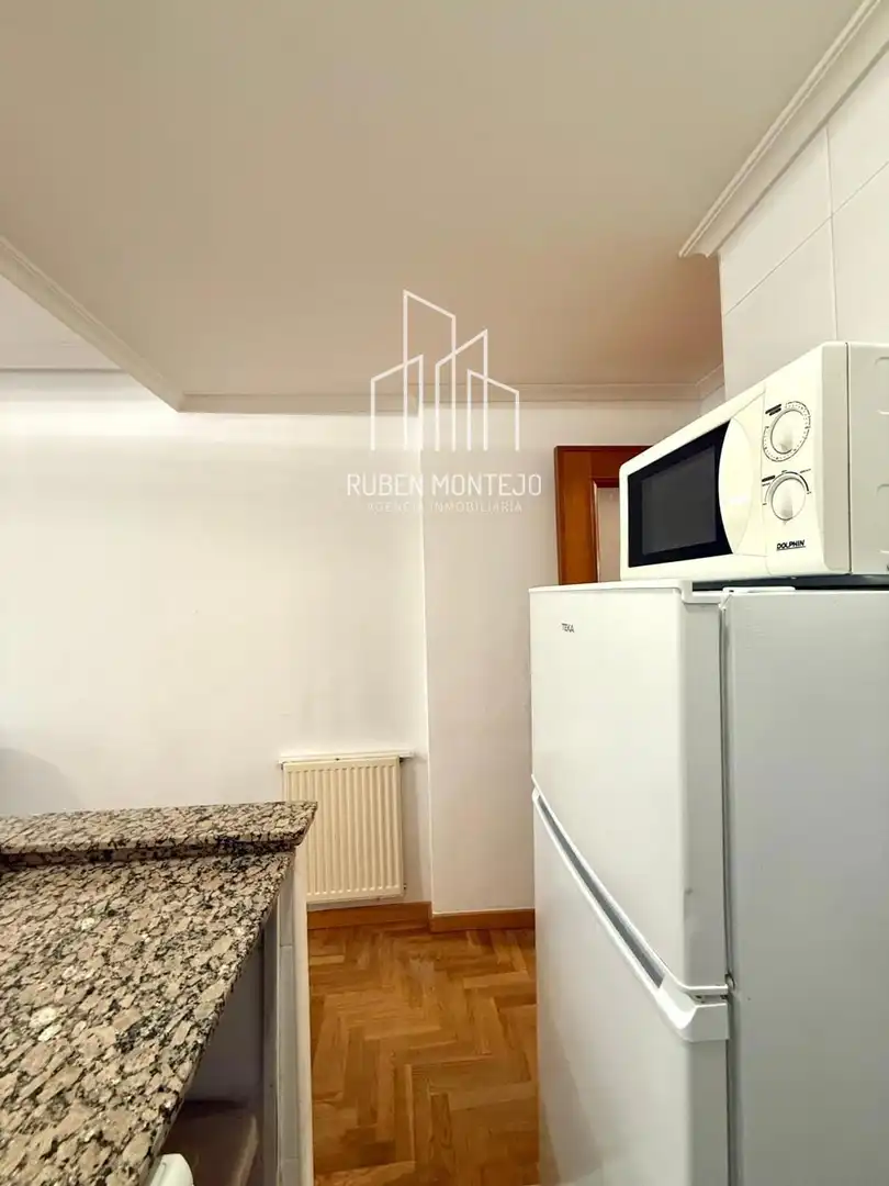 Cuina de Apartament de lloguer en Salamanca amb Calefacció, Terrassa i Moblat