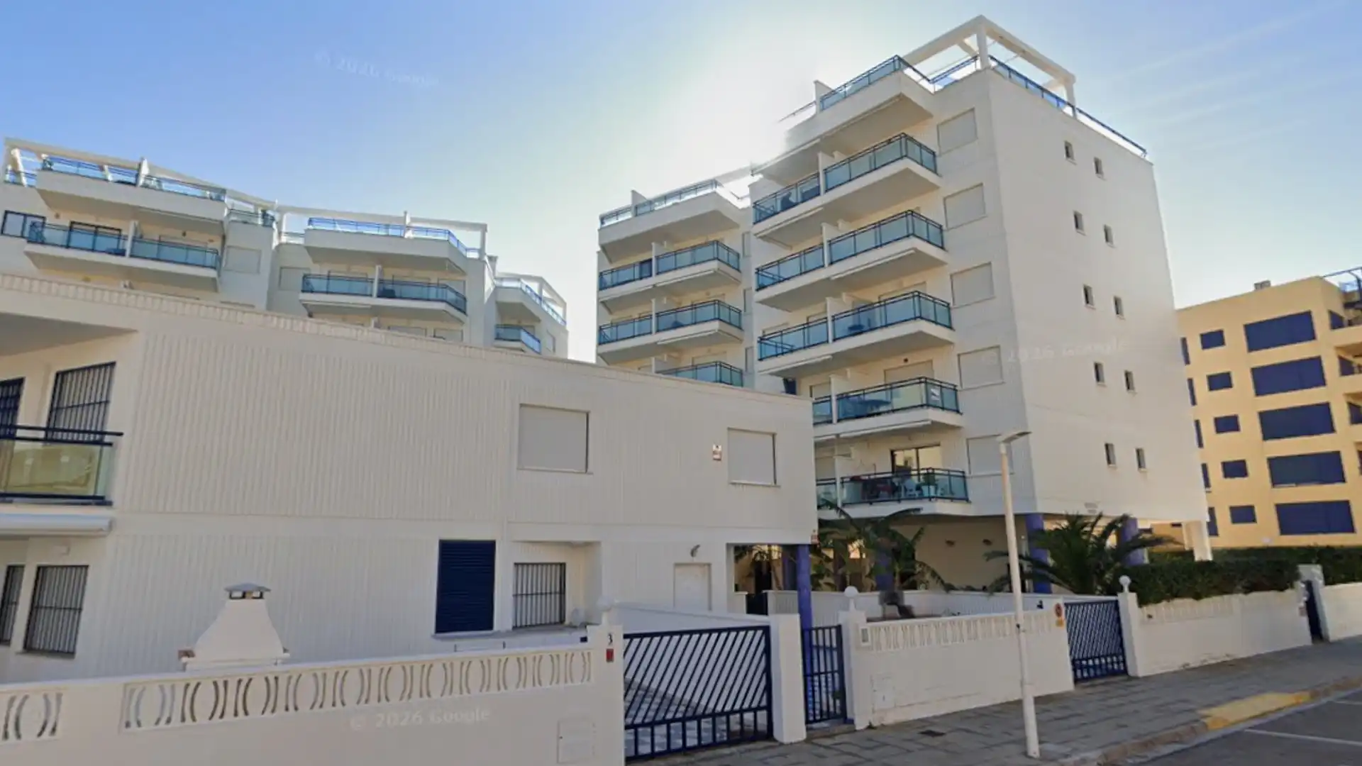 Vista exterior de Piso en venta en Guardamar de la Safor con Balcón y Piscina comunitaria