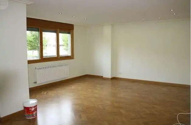 Sala d'estar de Planta baixa en venda en  Logroño amb Calefacció, Jardí privat i Parquet