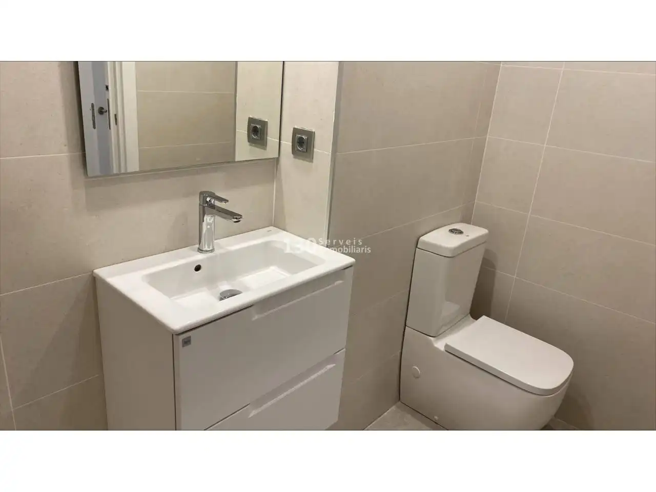 Bany de Pis en venda en Santa Coloma de Gramenet amb Calefacció, Parquet i Terrassa