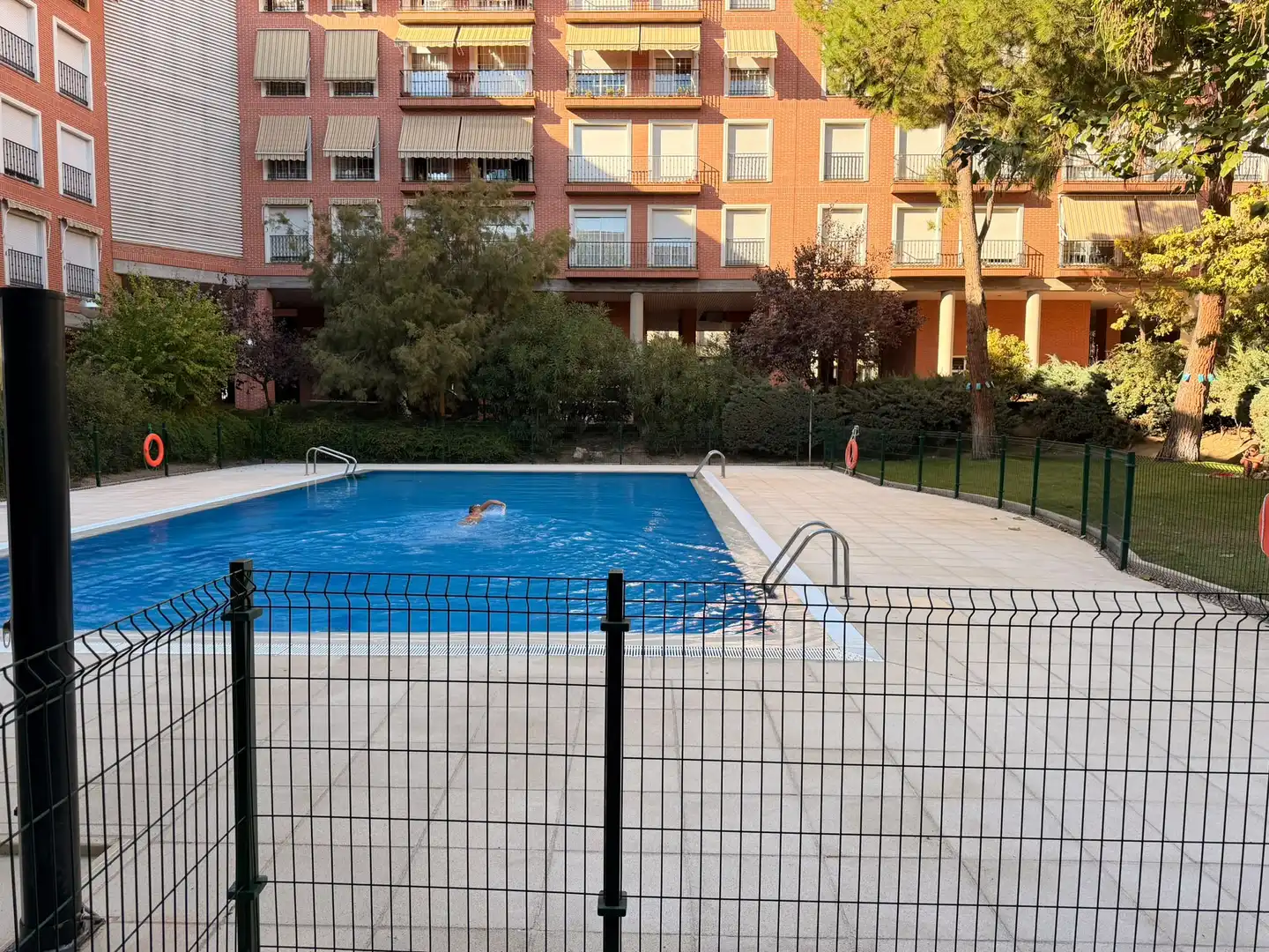 Piscina de Ático en venta en Madrid con Terraza, Trastero y Piscina