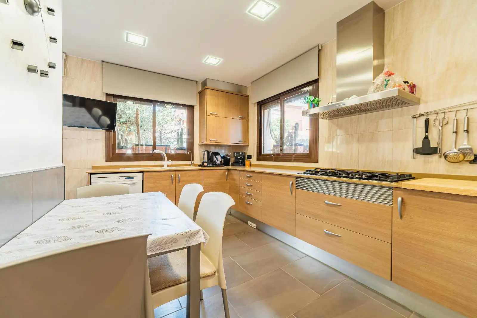 Casa amb jardí en venda a Esteve Albert i corp, imagen 8