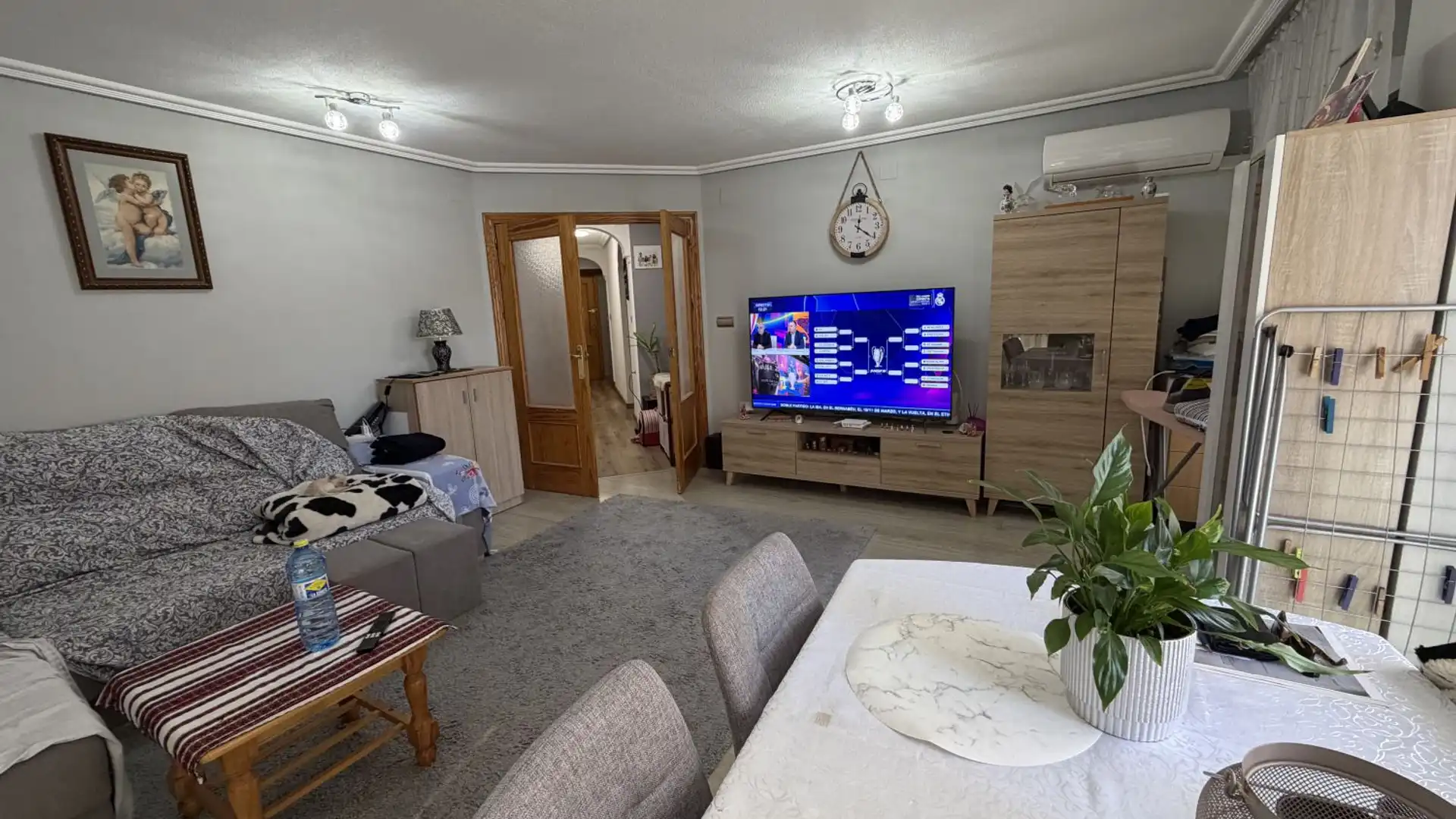 Wohnzimmer von Wohnung zum Verkauf in Bigastro mit Klimaanlage und Heizung