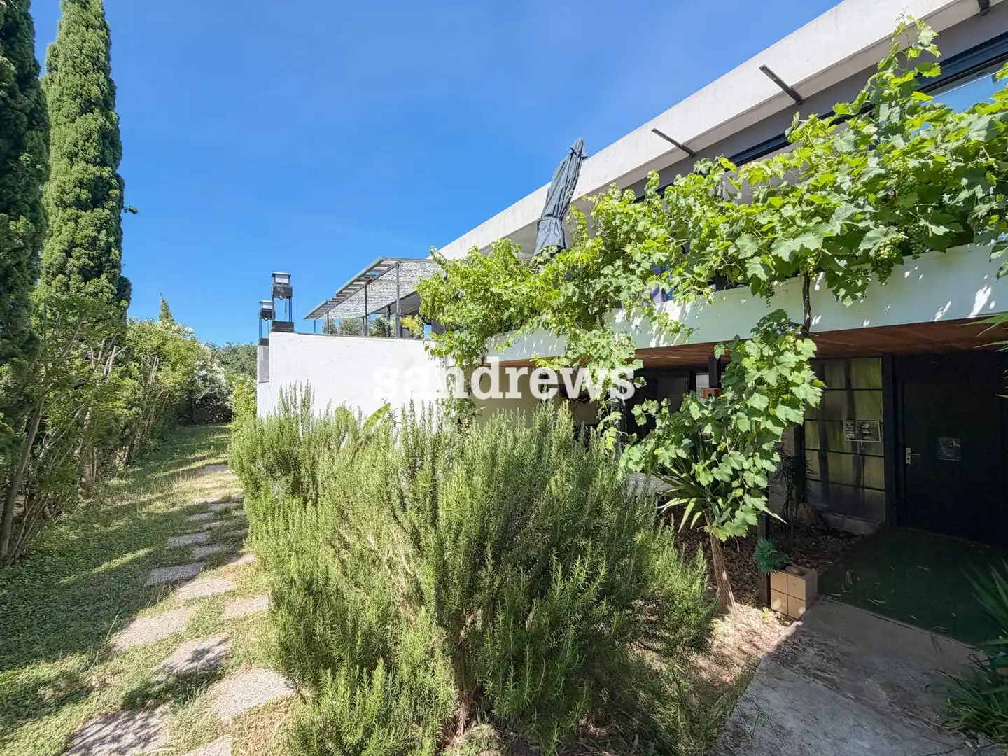 Vista exterior de Casa o xalet en venda en Mollet de Peralada amb Aire condicionat, Calefacció i Jardí privat