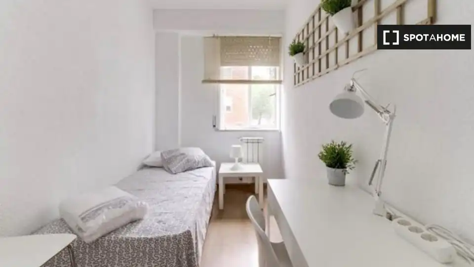 Habitación de Piso de alquiler en Madrid con Aire acondicionado, Calefacción y Amueblado