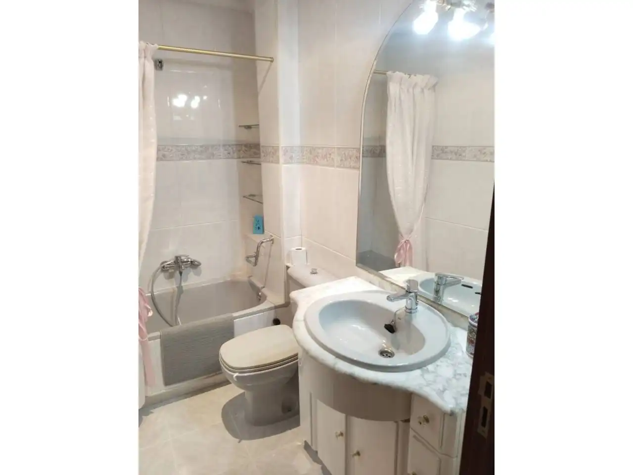Baño de Piso de alquiler en Burgos con Calefacción, Parquet y Amueblado