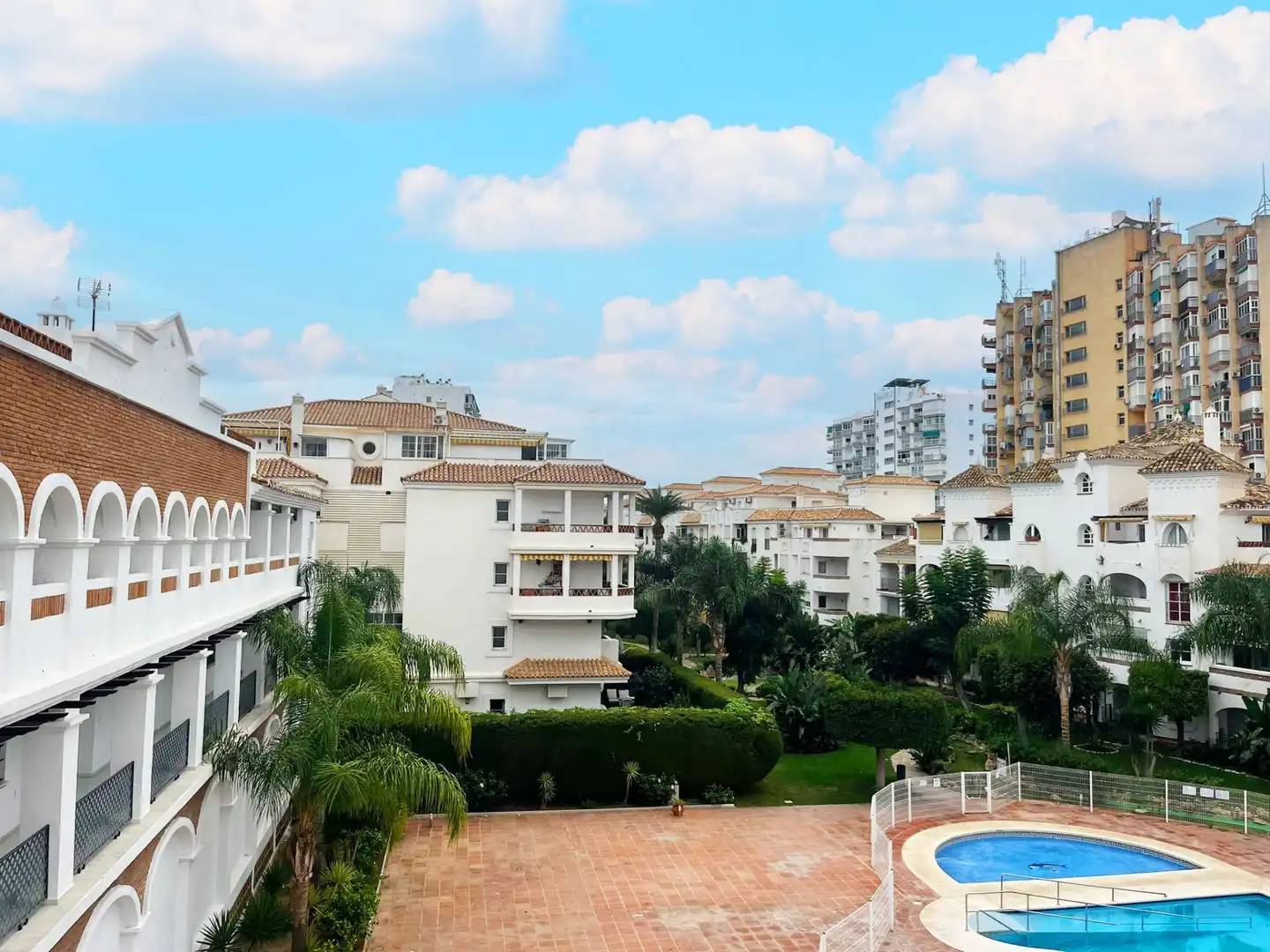 Vista exterior de Apartament en venda en Benalmádena amb Piscina comunitària