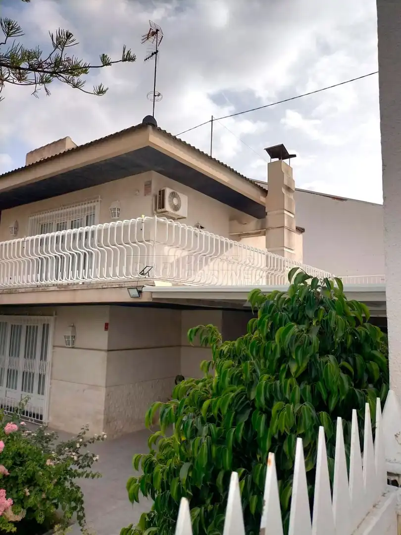 Vista exterior de Casa o xalet en venda en Orihuela amb Jardí privat, Terrassa i Traster