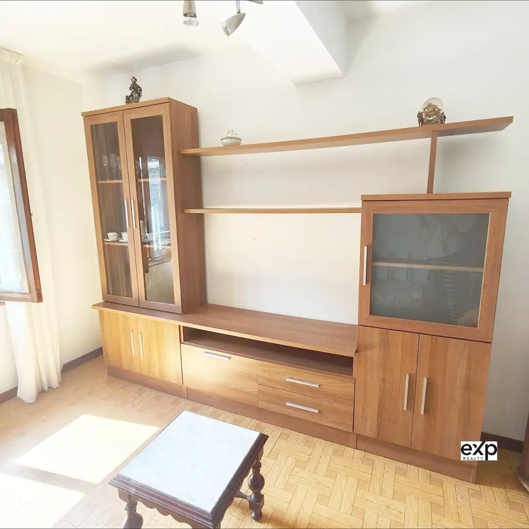 Sala d'estar de Casa adosada en venda en Oviedo  amb Parquet i Moblat