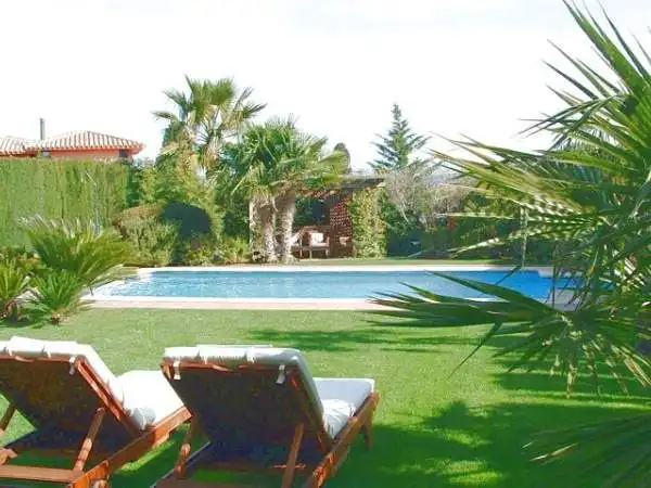 Schwimmbecken von Einfamilien-Reihenhaus zum Verkauf in Navata mit Heizung, Privatgarten und Terrasse