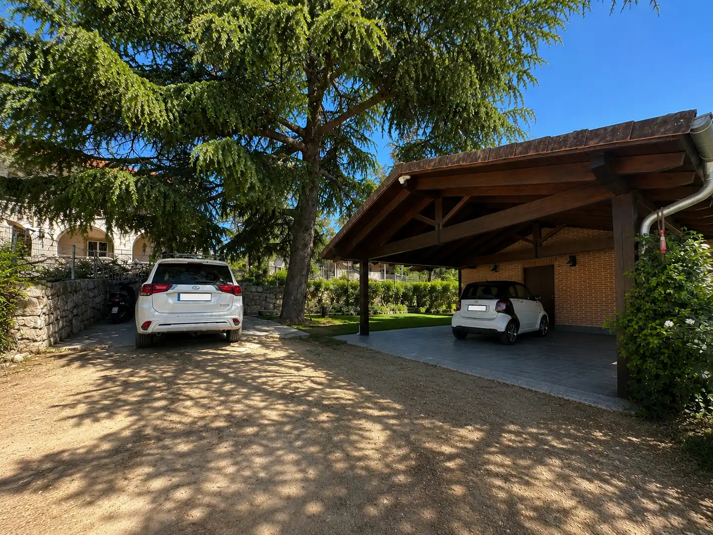 Aparcament de Casa o xalet en venda en Hoyo de Manzanares amb Jardí privat, Piscina i Moblat