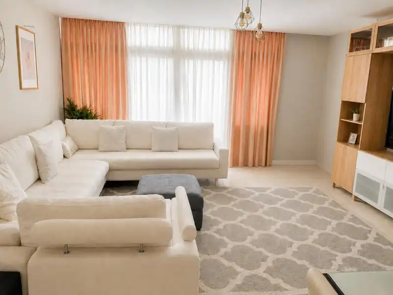 Wohnzimmer von Wohnung zum Verkauf in Manilva mit Klimaanlage, Heizung und Privatgarten