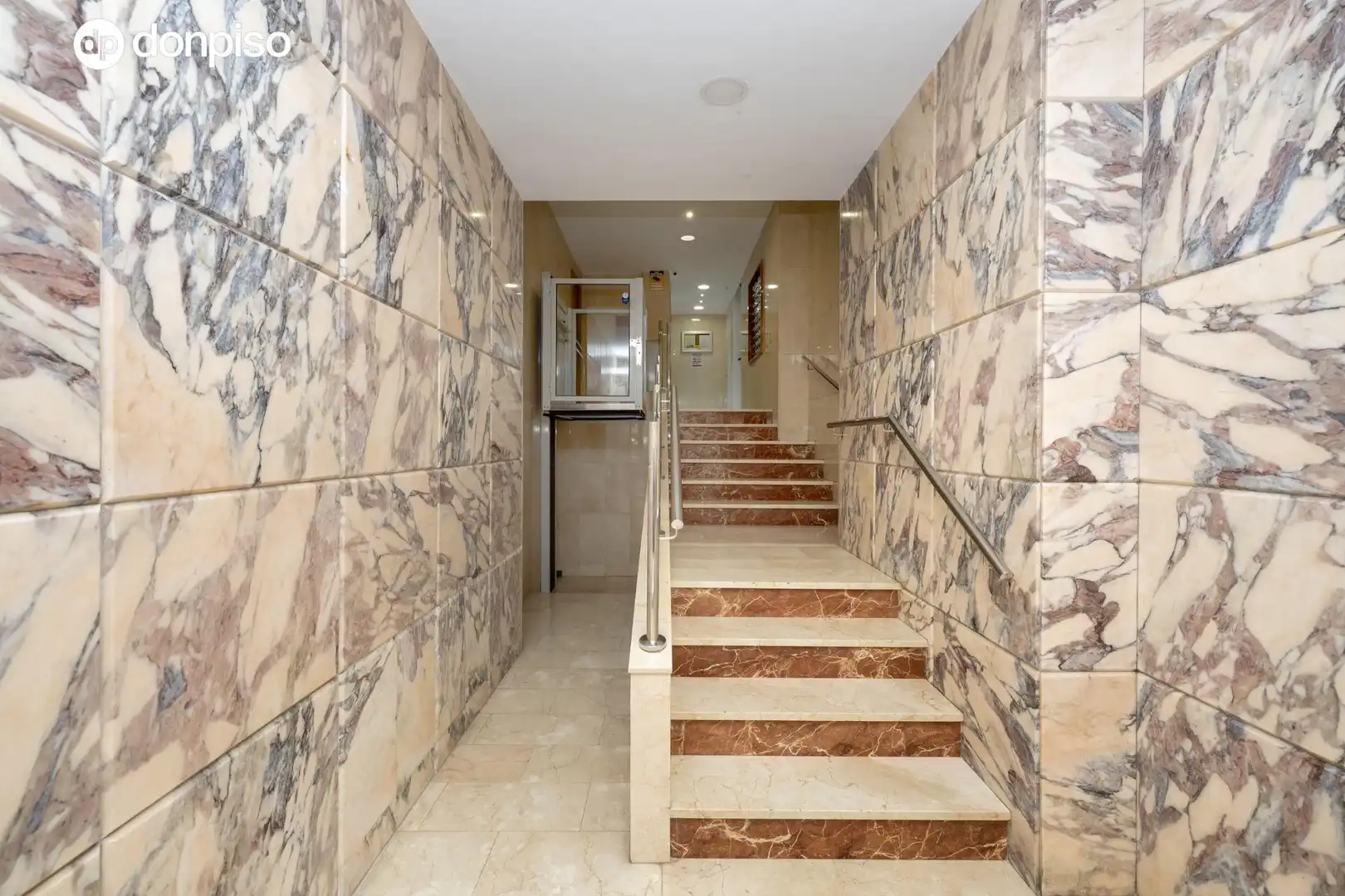 Piso en venta en Granada con Terraza y Amueblado