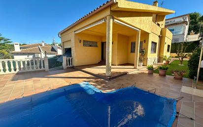 Vista exterior de Casa o xalet en venda en El Vendrell amb Terrassa, Piscina i Balcó