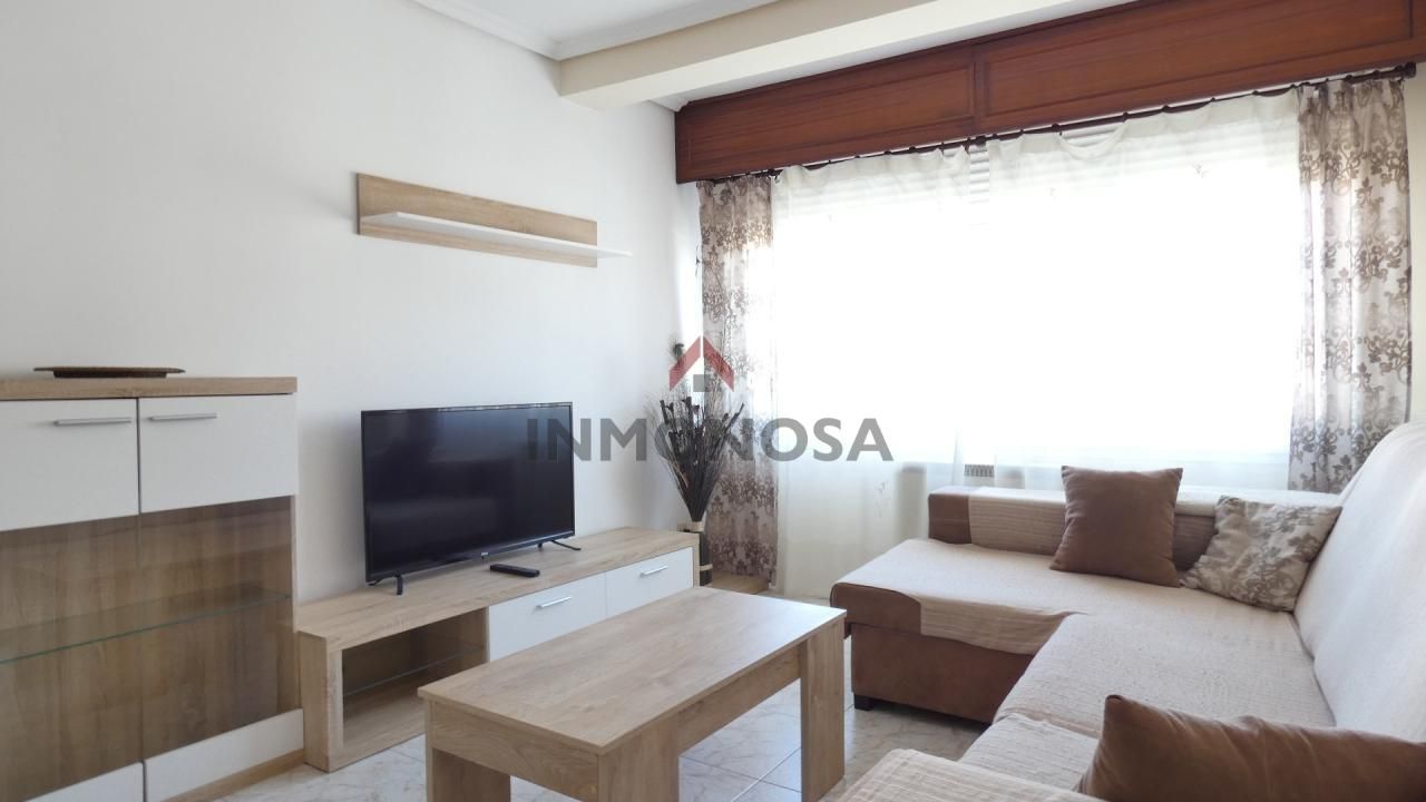 Sala d'estar de Pis de lloguer en Narón amb Calefacció i Moblat