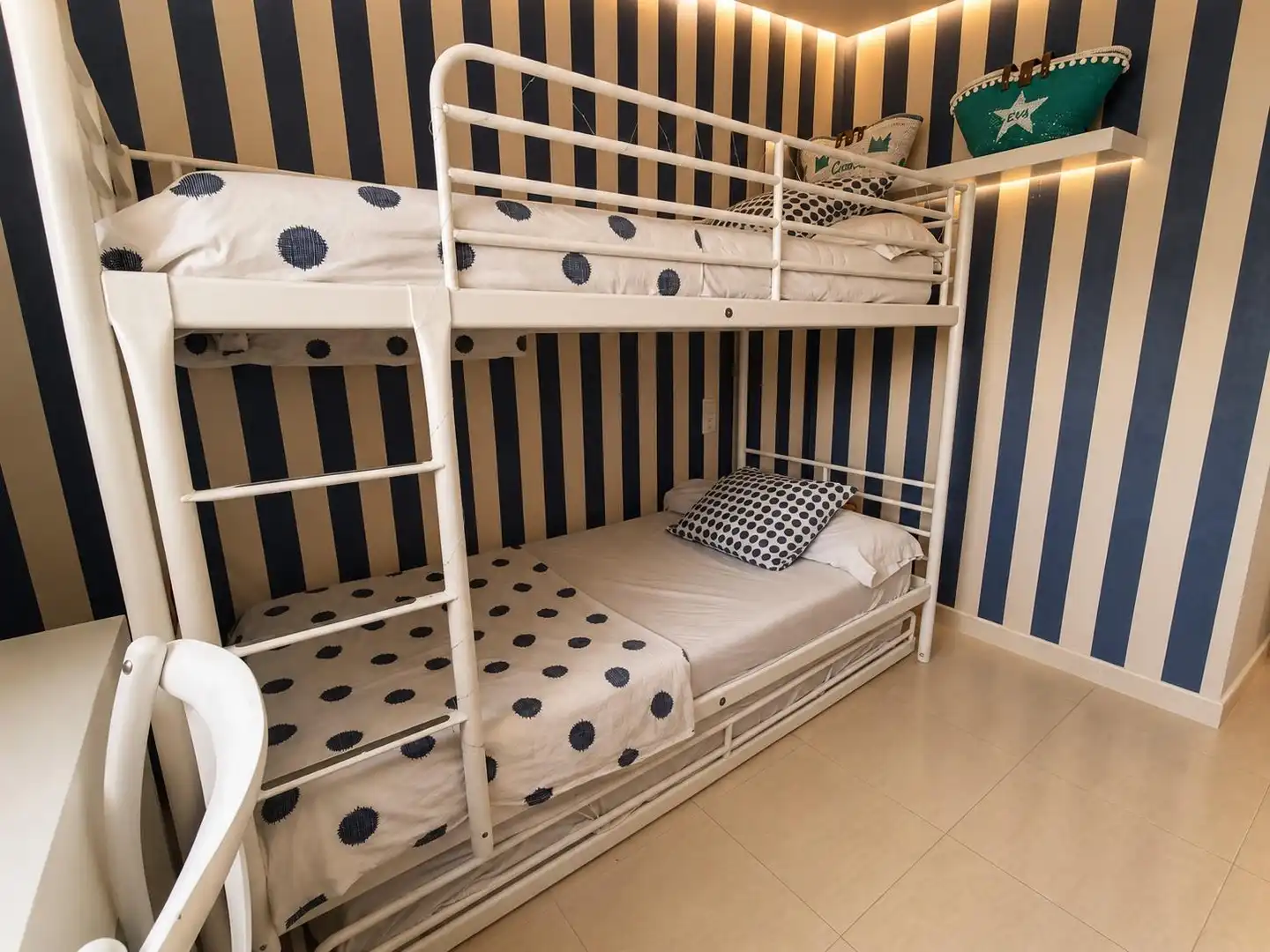 Dormitori de Apartament de lloguer en Dénia amb Aire condicionat, Calefacció i Jardí privat