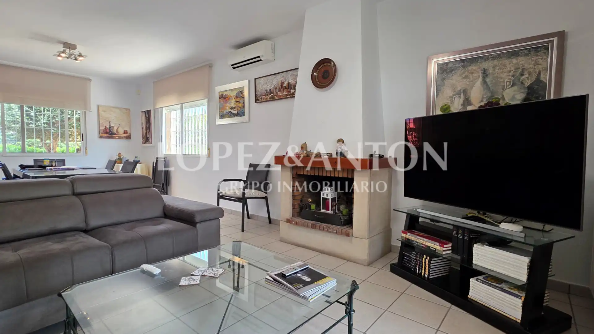Sala d'estar de Casa o xalet en venda en L'Eliana amb Aire condicionat, Calefacció i Jardí privat