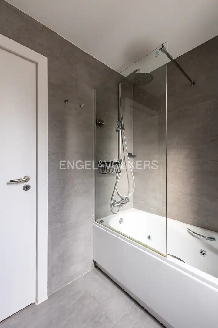 Bathroom of Ground floor for rent in Madrid  with Air Conditioner, Heating and Private garden