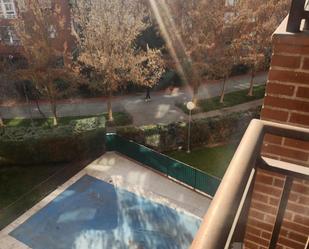 Vista exterior de Pis de lloguer en Torrejón de Ardoz amb Terrassa i Piscina