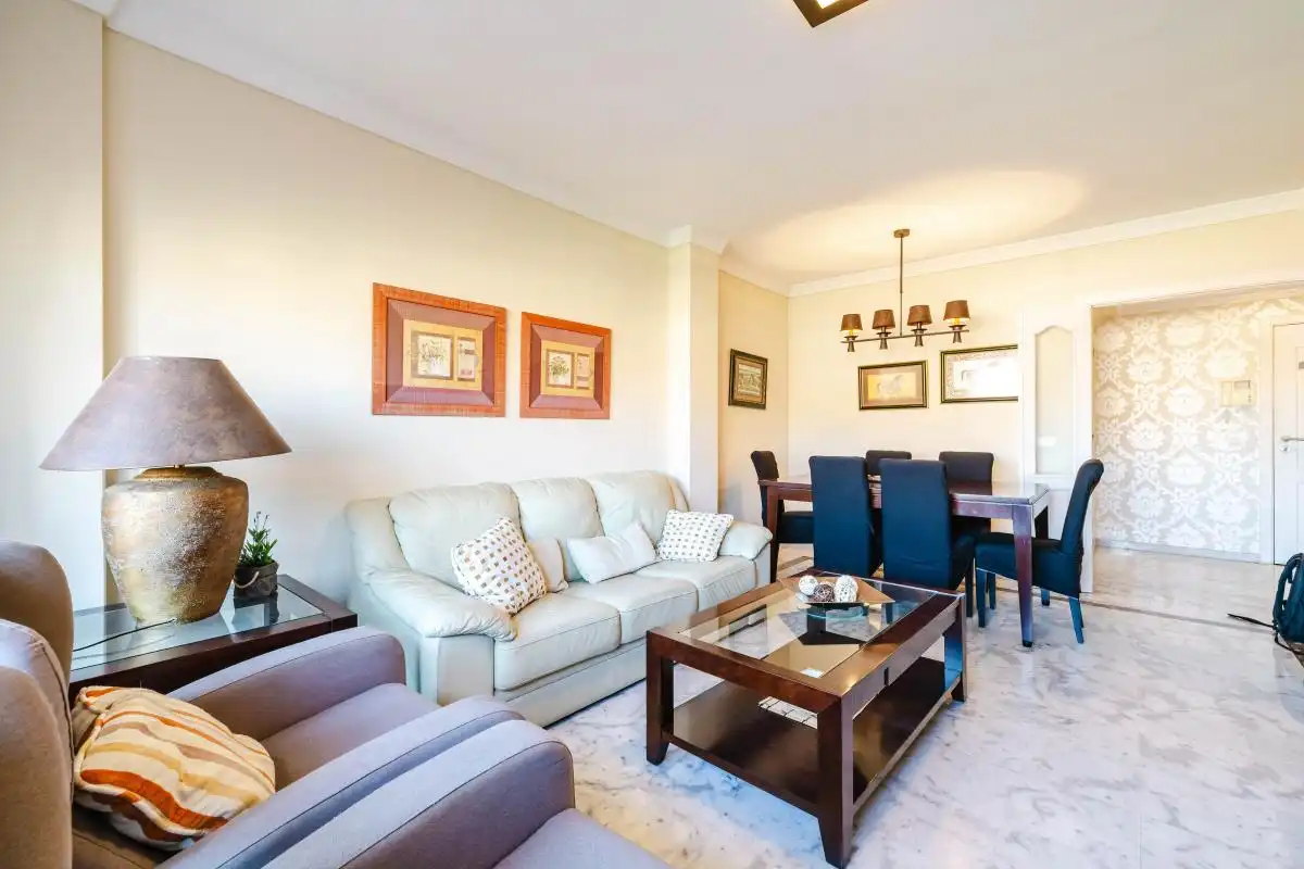 Sala d'estar de Dúplex de lloguer en Marbella amb Aire condicionat, Calefacció i Jardí privat