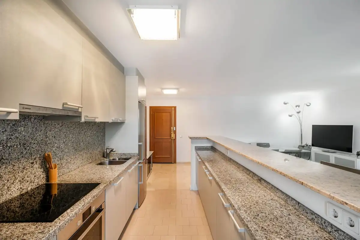 Cuina de Apartament en venda en Marbella amb Aire condicionat, Calefacció i Jardí privat