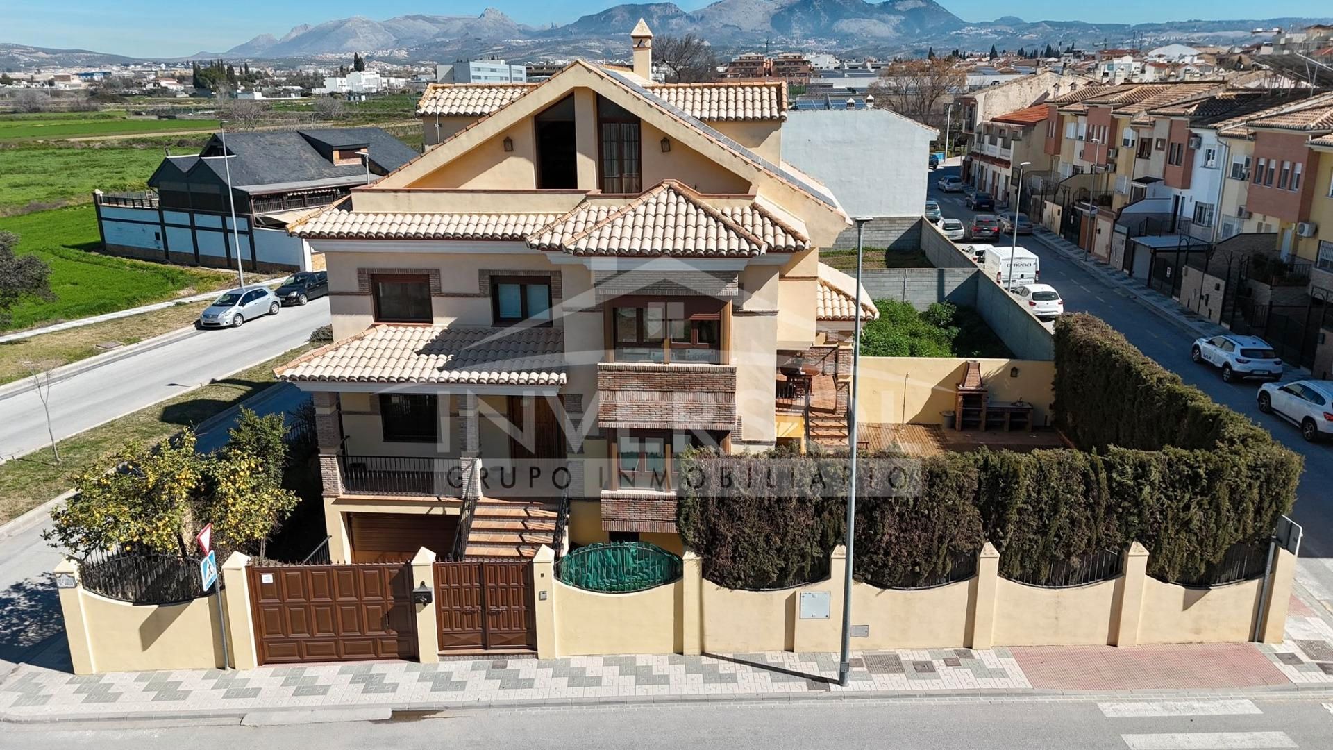 Vista exterior de Casa o xalet en venda en Maracena amb Aire condicionat, Calefacció i Jardí privat
