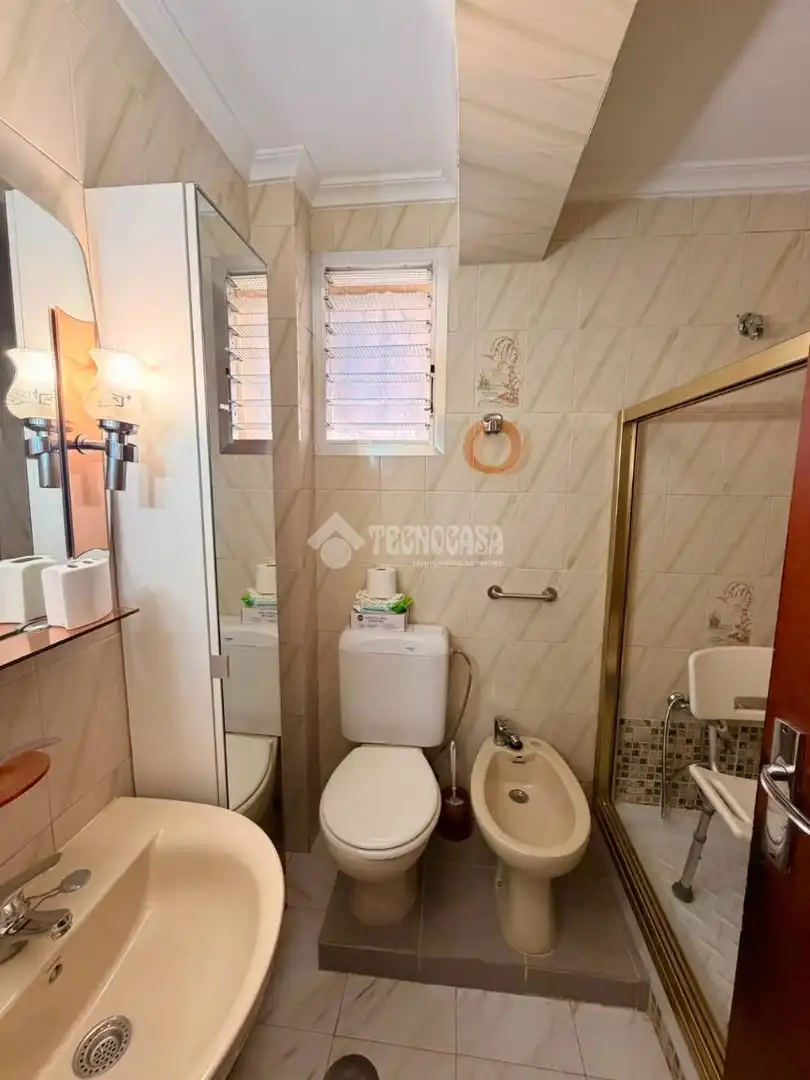 Baño de Piso en venta en Sevilla con Aire acondicionado y Terraza
