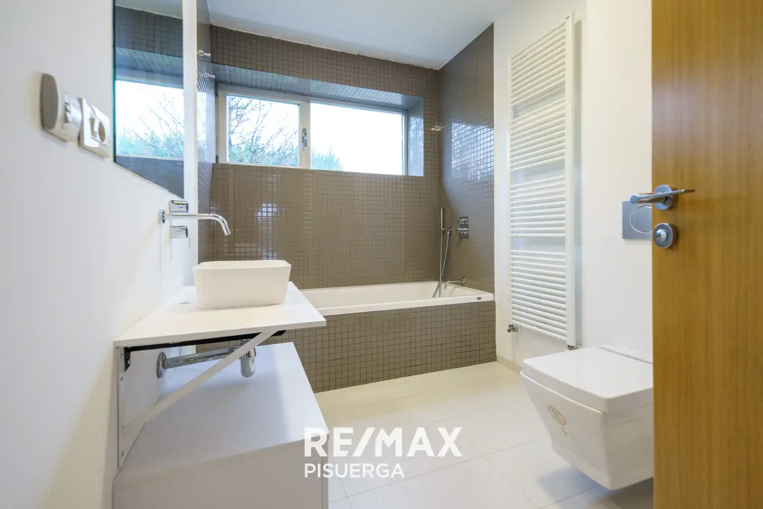 Bathroom of Houses for rent in Laguna de Duero  with Air Conditioner, Private garden and Terrace