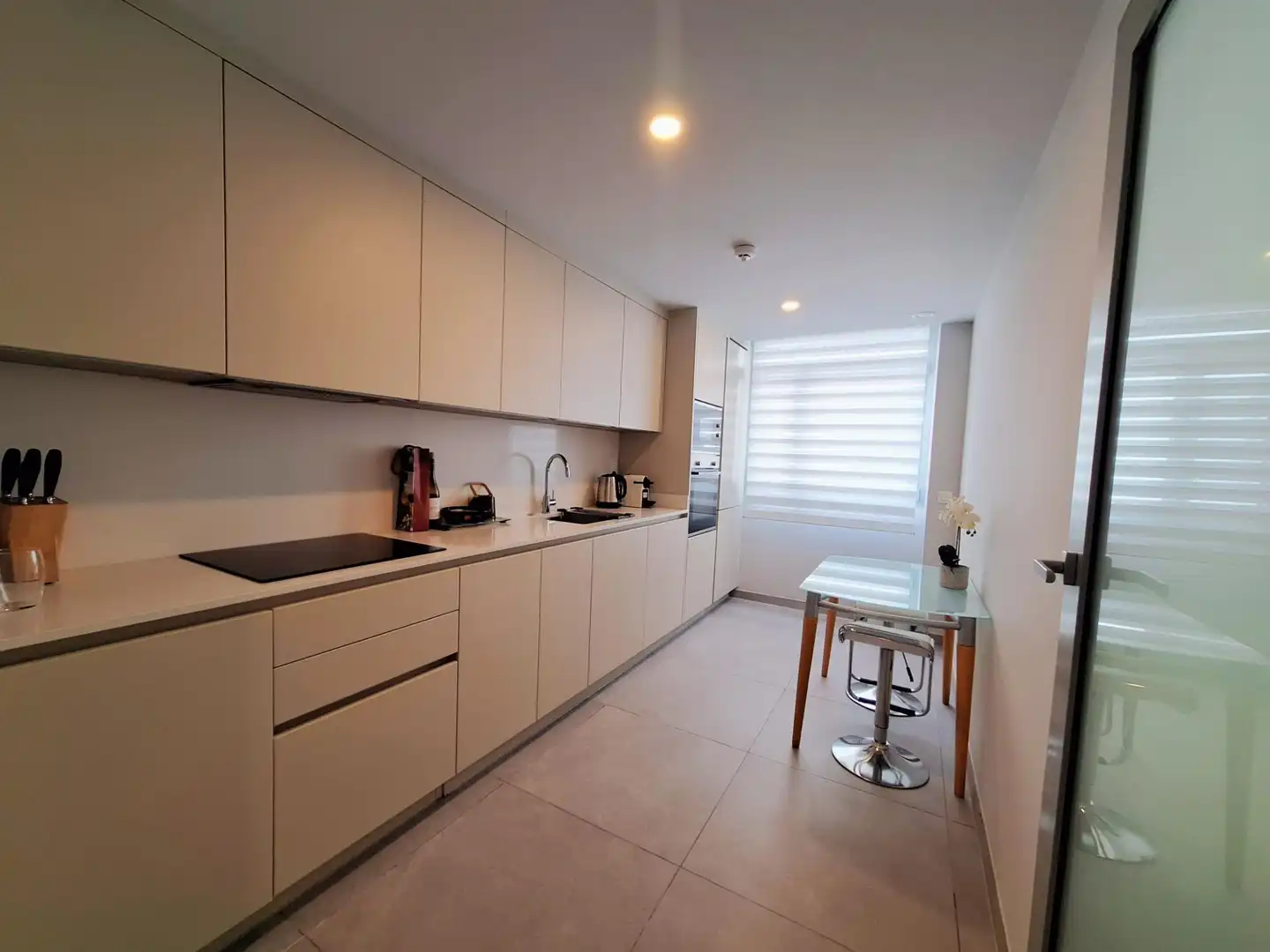 Küche von Wohnung zum Verkauf in Marbella mit Klimaanlage, Heizung und Privatgarten