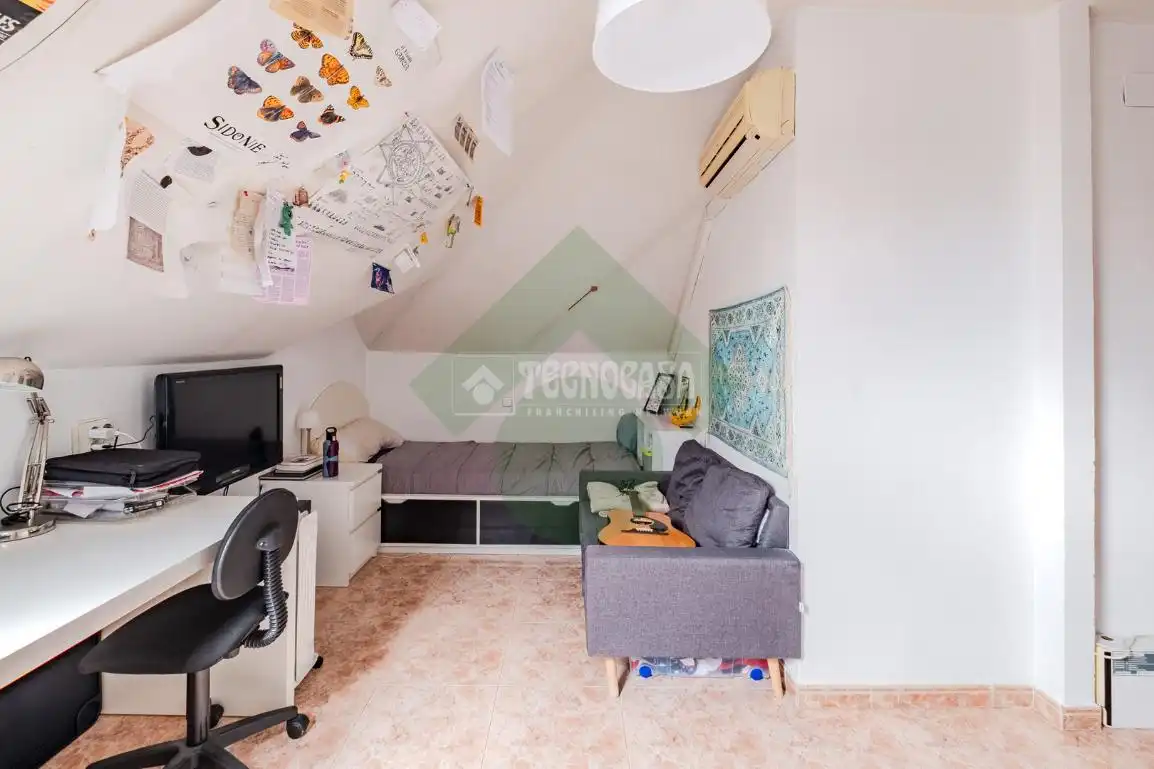 Habitación de Casa adosada en venta en Serranillos del Valle con Calefacción y Jardín privado
