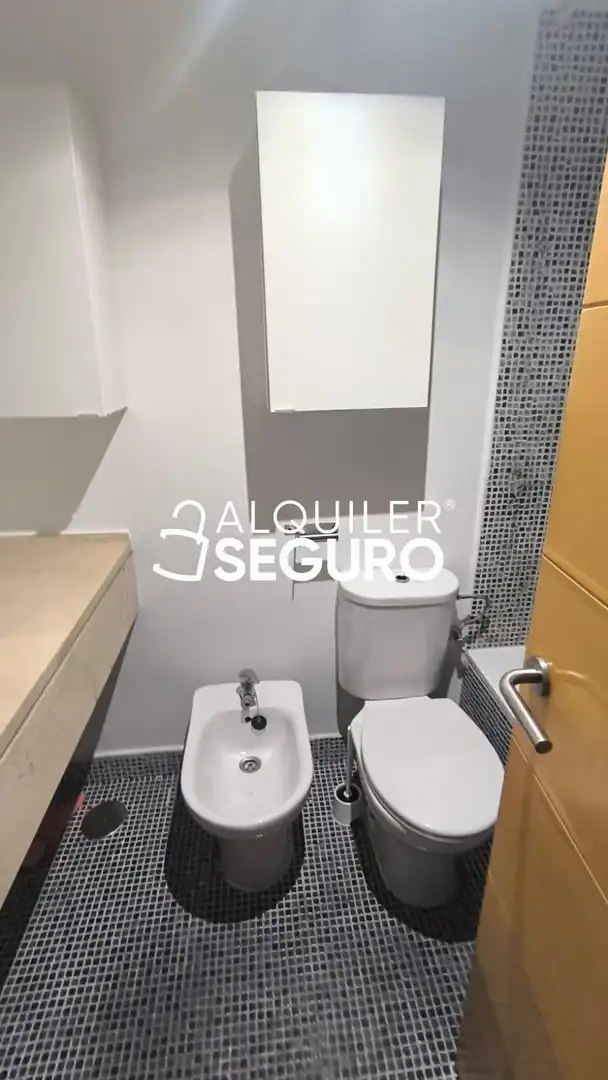 Bany de Pis de lloguer en Camas amb Aire condicionat, Traster i Piscina
