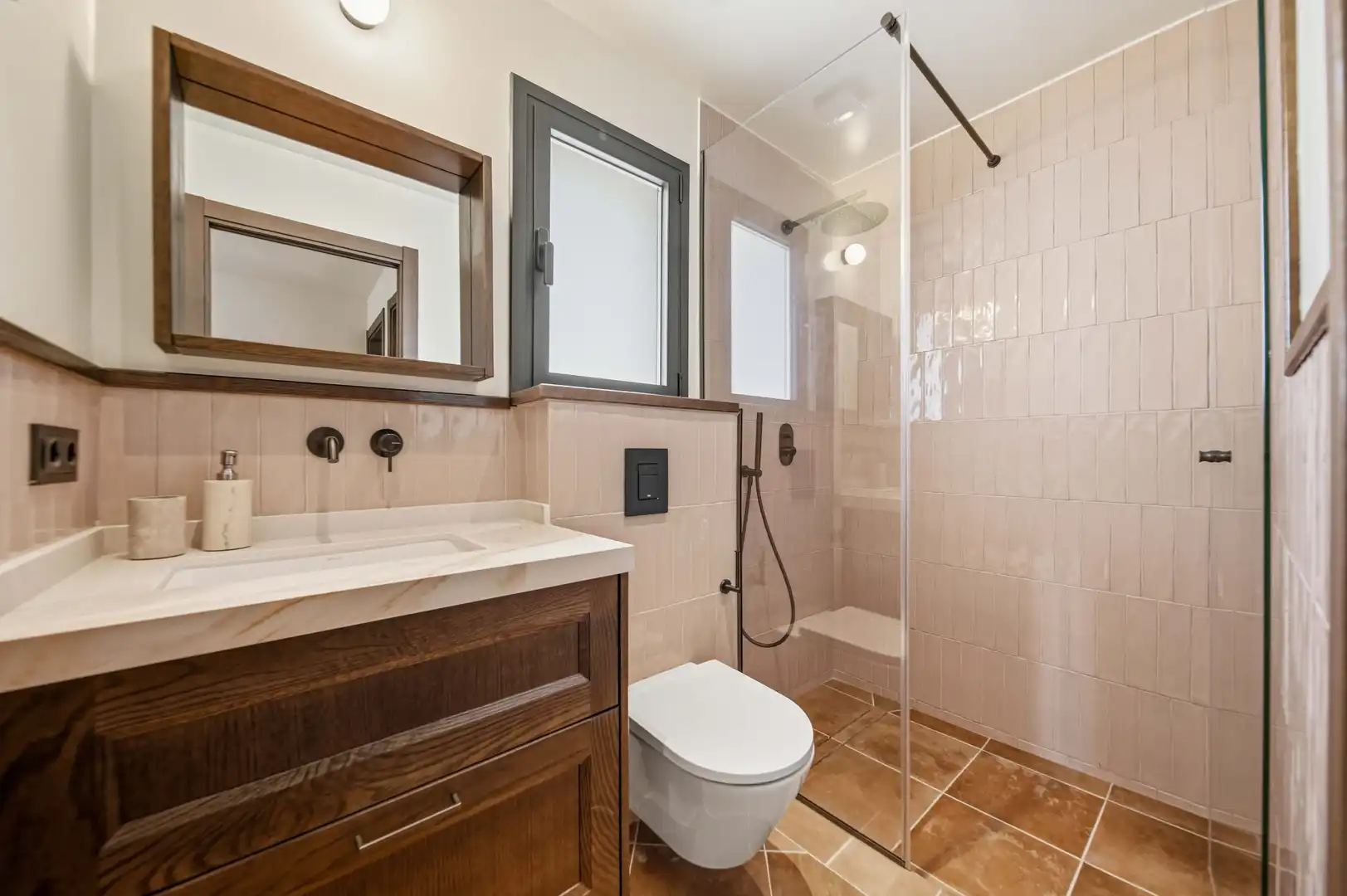 Badezimmer von Einfamilien-Reihenhaus zum Verkauf in Cadaqués mit Privatgarten, Terrasse und Schwimmbad