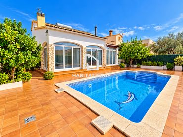 Casa con piscina en venta en Fenals