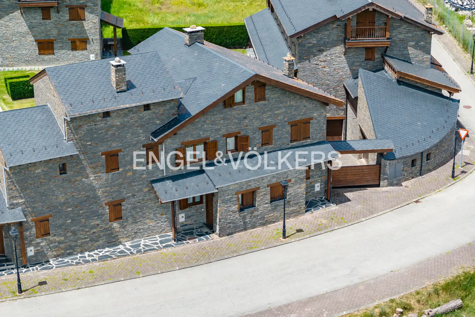 Vista exterior de Casa adosada en venda en Bellver de Cerdanya amb Calefacció, Parquet i Terrassa