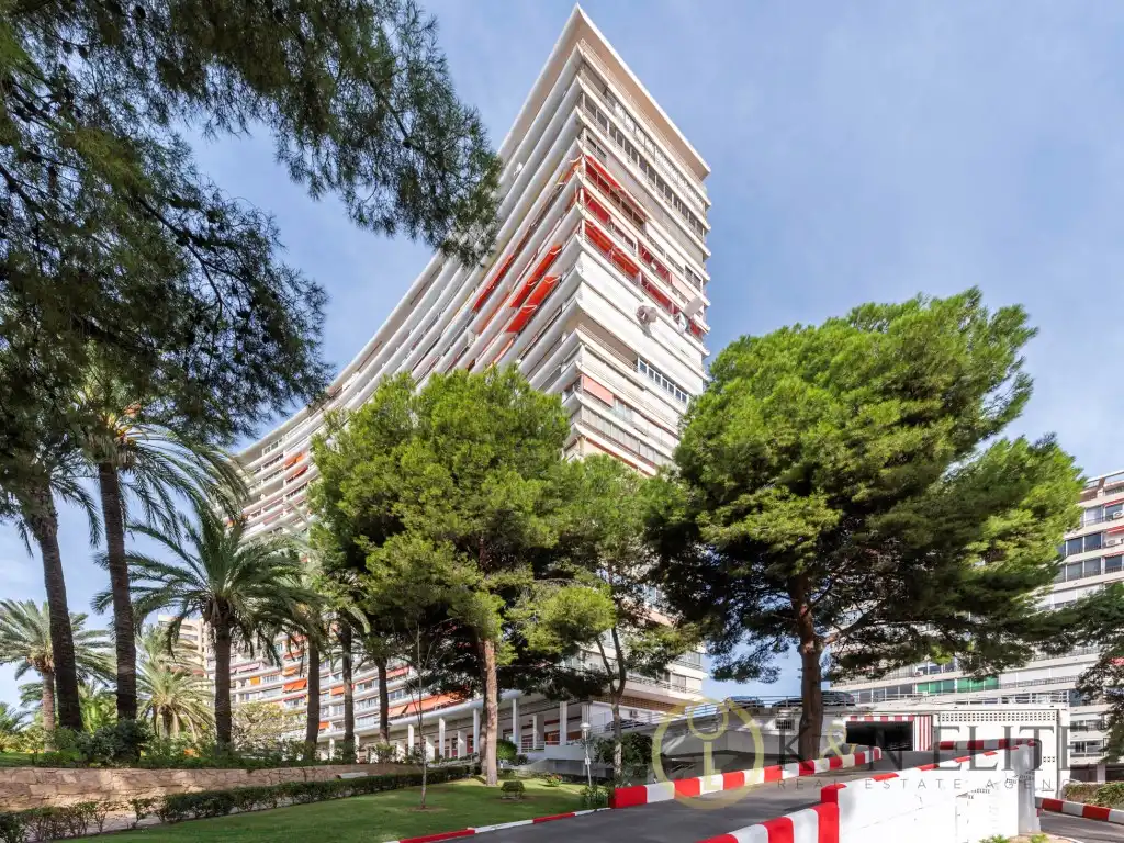 Vista exterior de Àtic en venda en Alicante / Alacant amb Jardí privat, Terrassa i Piscina