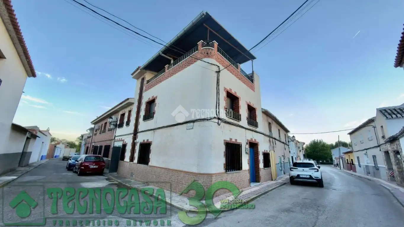 Vista exterior de Casa adosada en venda en Quero amb Calefacció i Terrassa