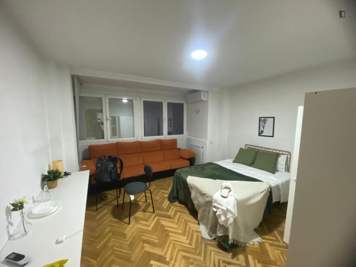 Habitación de Apartamento para compartir en  Madrid Capital con Aire acondicionado, Amueblado y Horno