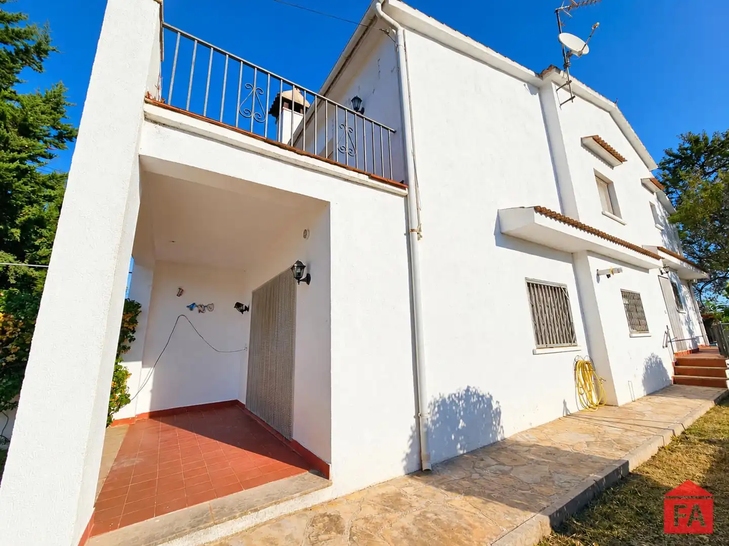 Exterior view of Detached homes for sale in Albinyana  with Terrace, Balcony and Alarm