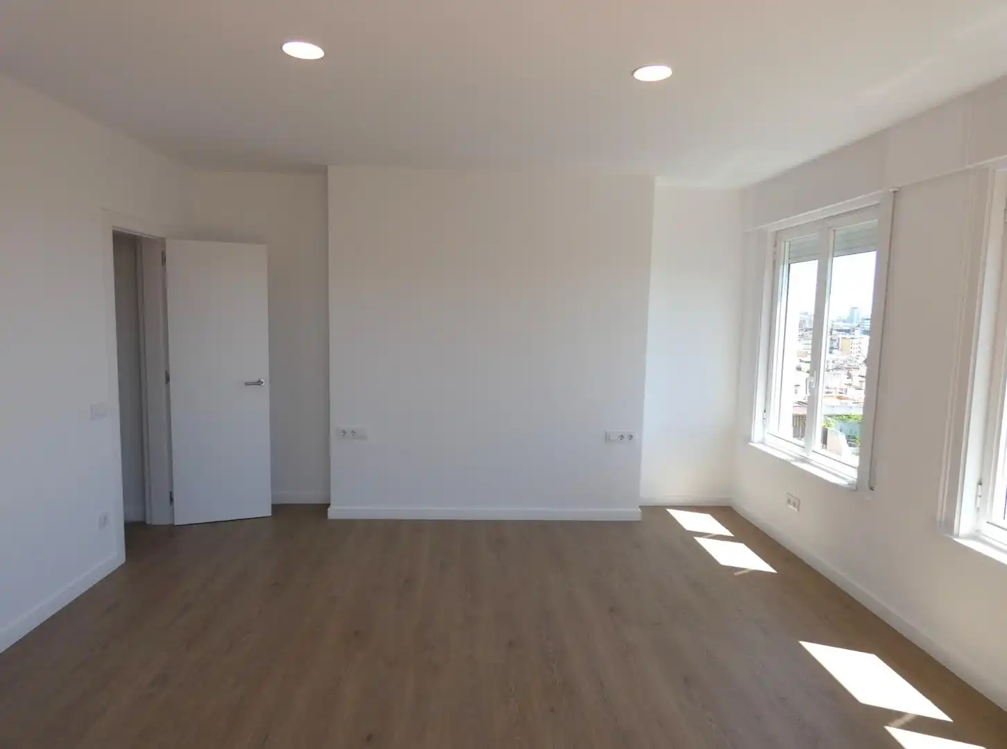 Schlafzimmer von Dachboden zur Miete in Barcelona mit Parkett