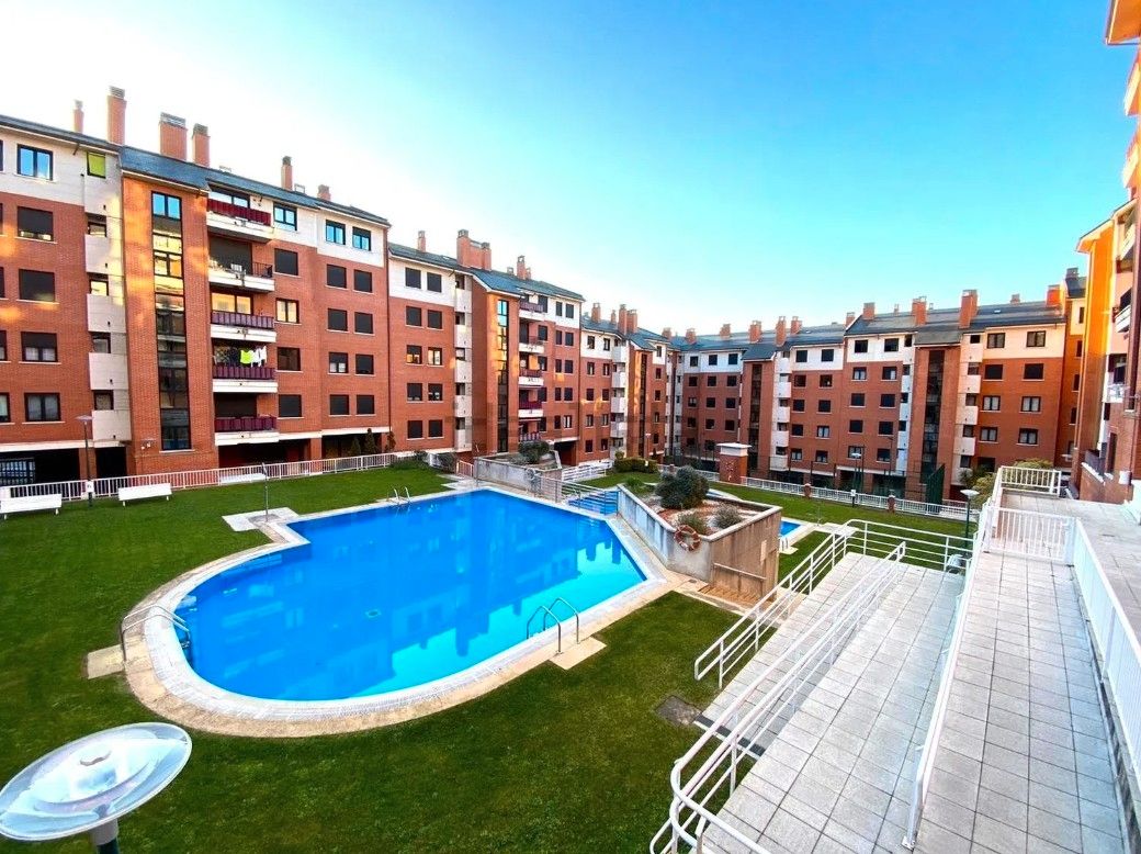 Piscina de Piso en venta en Castro-Urdiales con Calefacción, Terraza y Balcón
