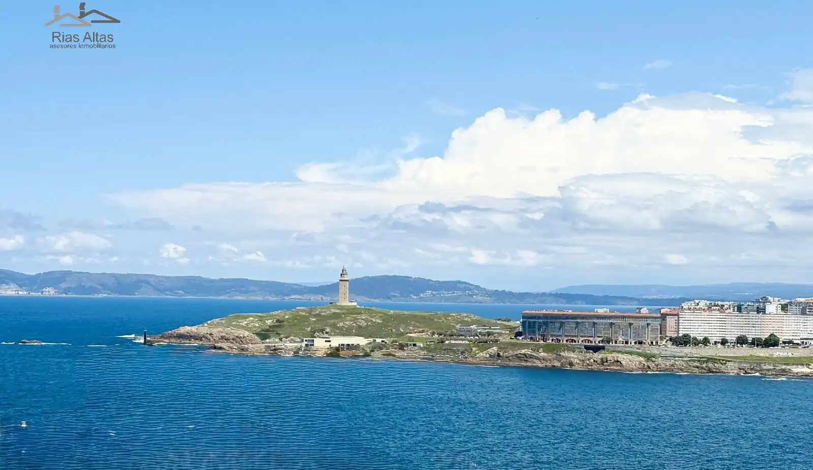 Außenansicht von Maisonette zum Verkauf in A Coruña Capital  mit Heizung, Parkett und Abstellraum