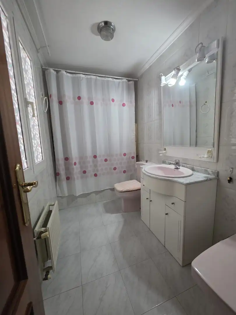 Baño de Casa adosada en venta en Ciudad Real con Calefacción, Jardín privado y Piscina