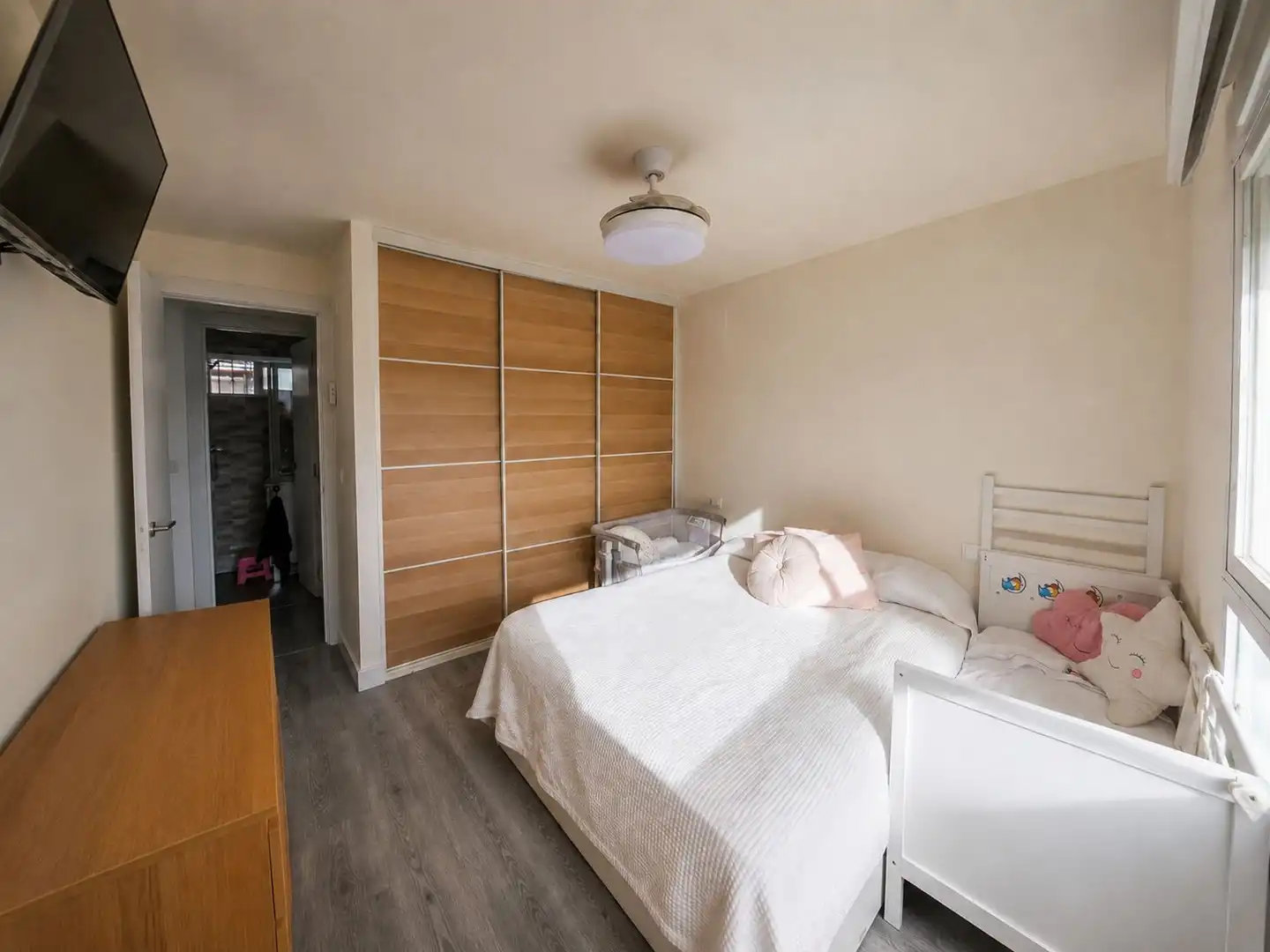 Dormitori de Apartament en venda en Benalmádena amb Aire condicionat, Jardí privat i Parquet