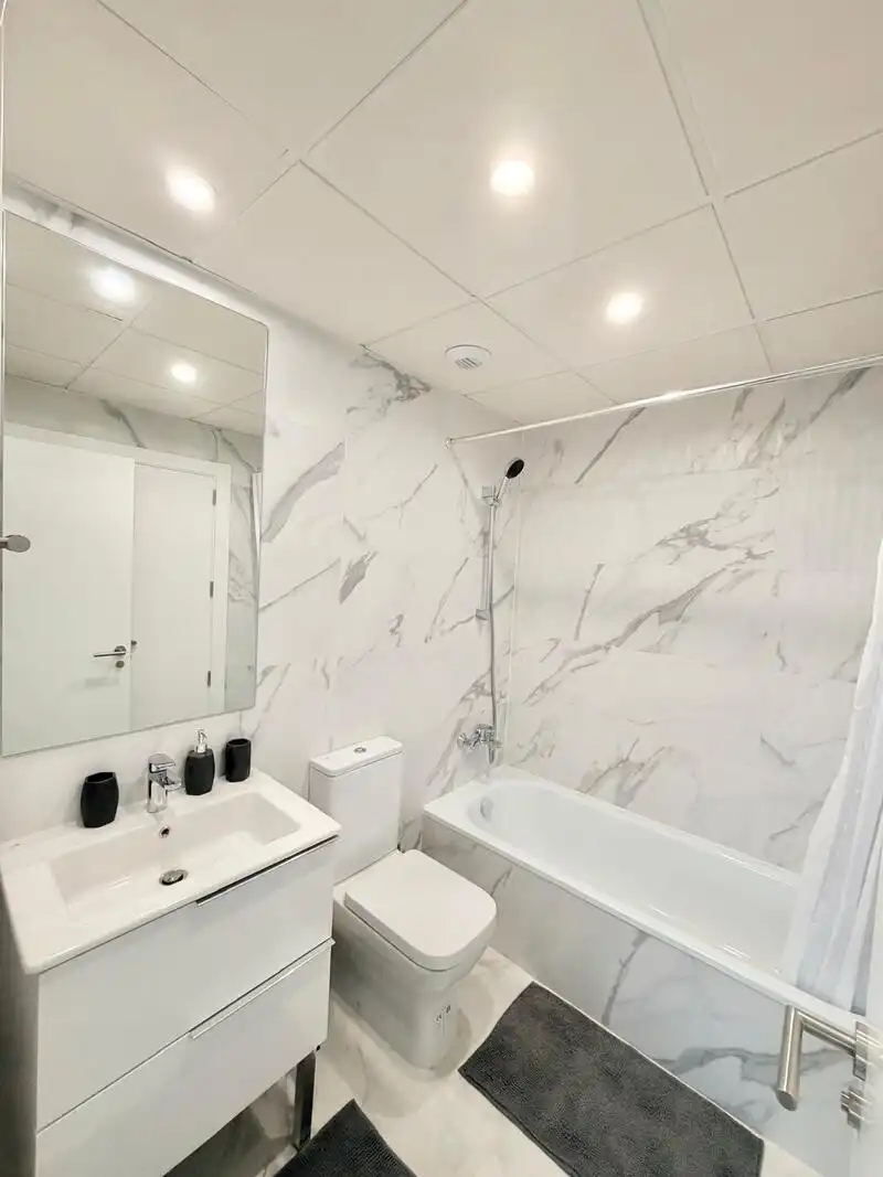 Bany de Apartament de lloguer en Estepona amb Aire condicionat, Calefacció i Terrassa