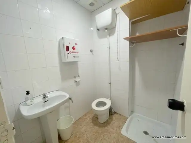 Baño de Local de alquiler en Valencia con Aire acondicionado