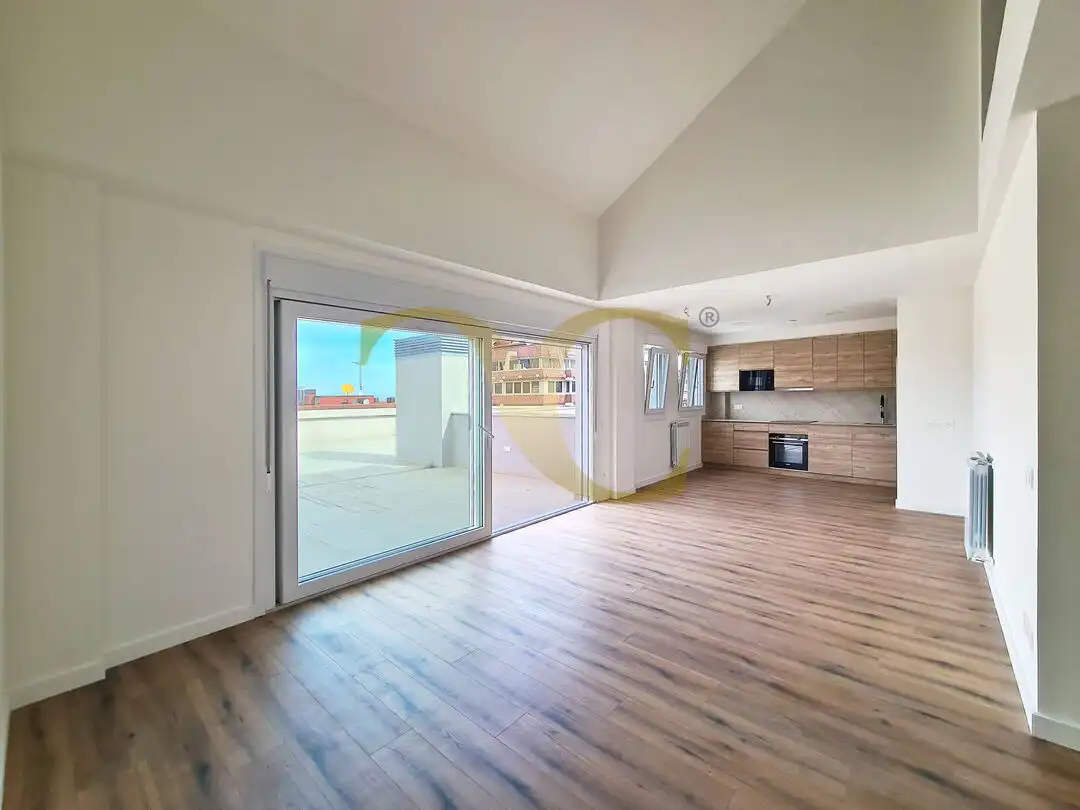 Sala d'estar de Àtic en venda en Gijón  amb Calefacció, Terrassa i Traster